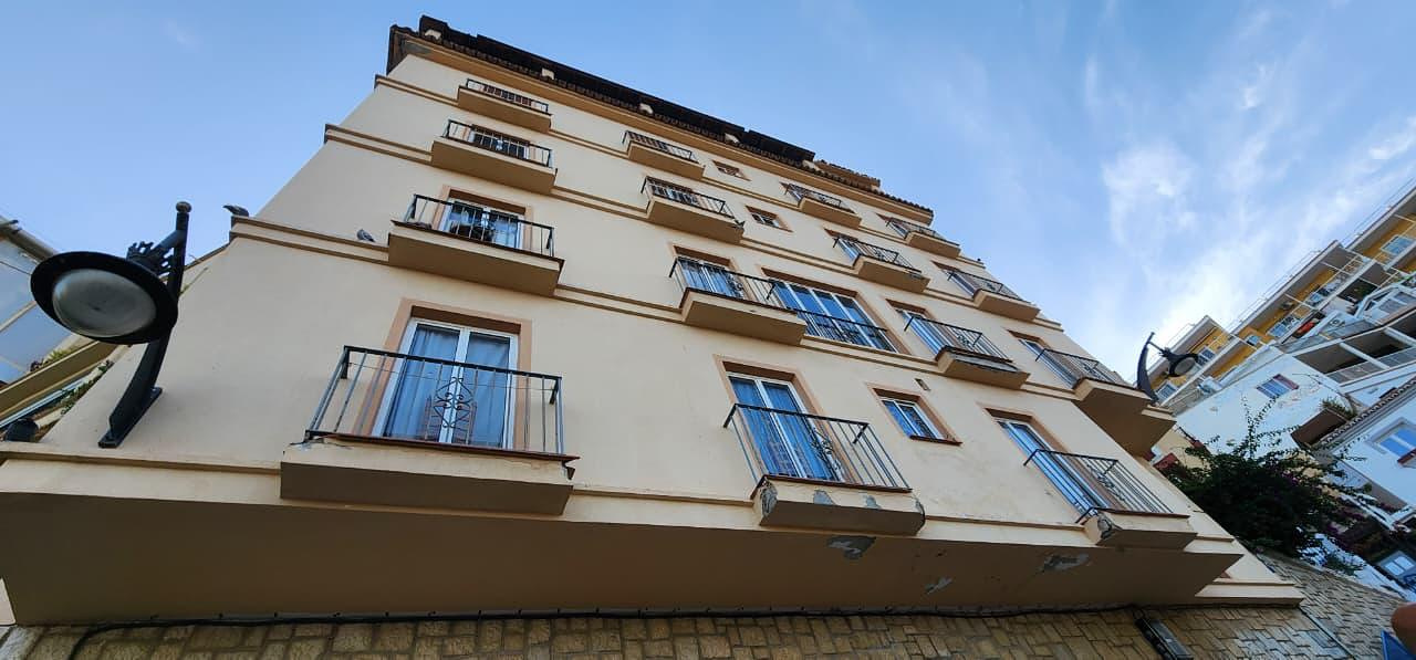 Existing photograph: Existing façade and balconies.